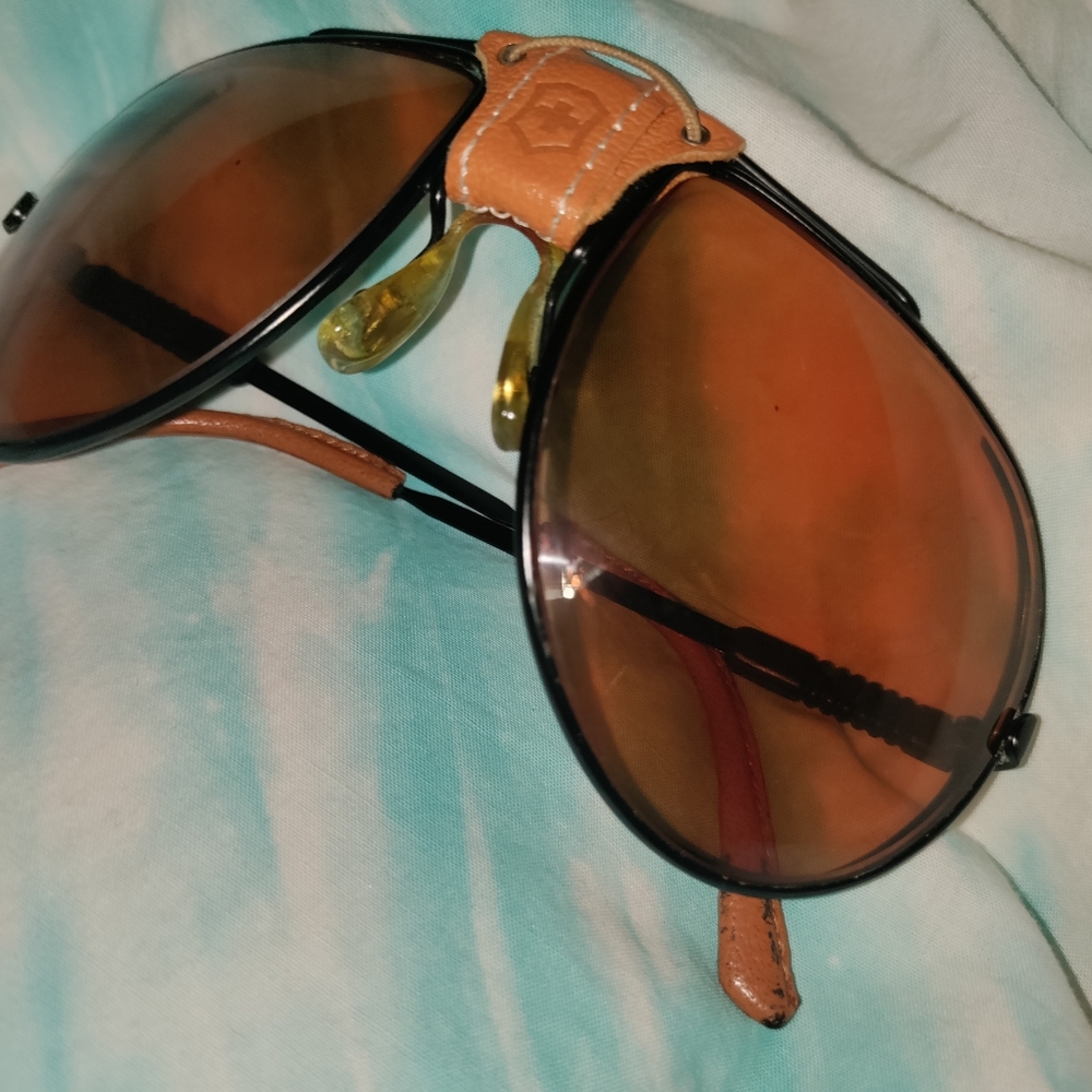Vintage Swiss Army sunglasses 🕶️